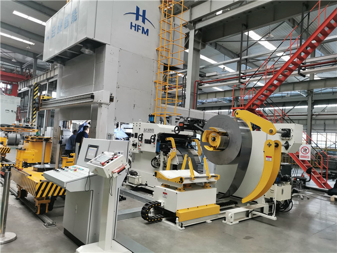 馬達(dá)定轉(zhuǎn)子自動化沖壓生產(chǎn)為什么要用薄板卷材三合一送料機(jī)？